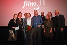 33. V.l.n.r. Kyra Scheuerer, Meike Martens (Jury), Tim Elzer (Sounddesigner UNTER KONTROLLE), Volker Sattel & Stephan Krumbiegel (Preistraeger), Sebastian Stobbe, Isabel Krolla, Christian Frei (Jury), Gerhard Pfennig (VG BILD-KUNST)